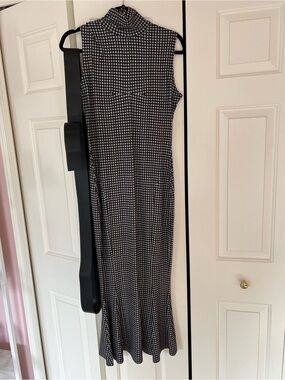 Sleeveless Turtleneck Fishtail Dress in Mini Houndstooth